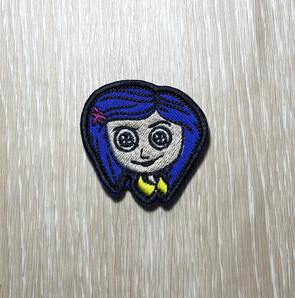 Spilla Smaltata In Metallo Personaggio Coraline - Film Horror In Cartone Animato (Regalo Idea Per Fan)