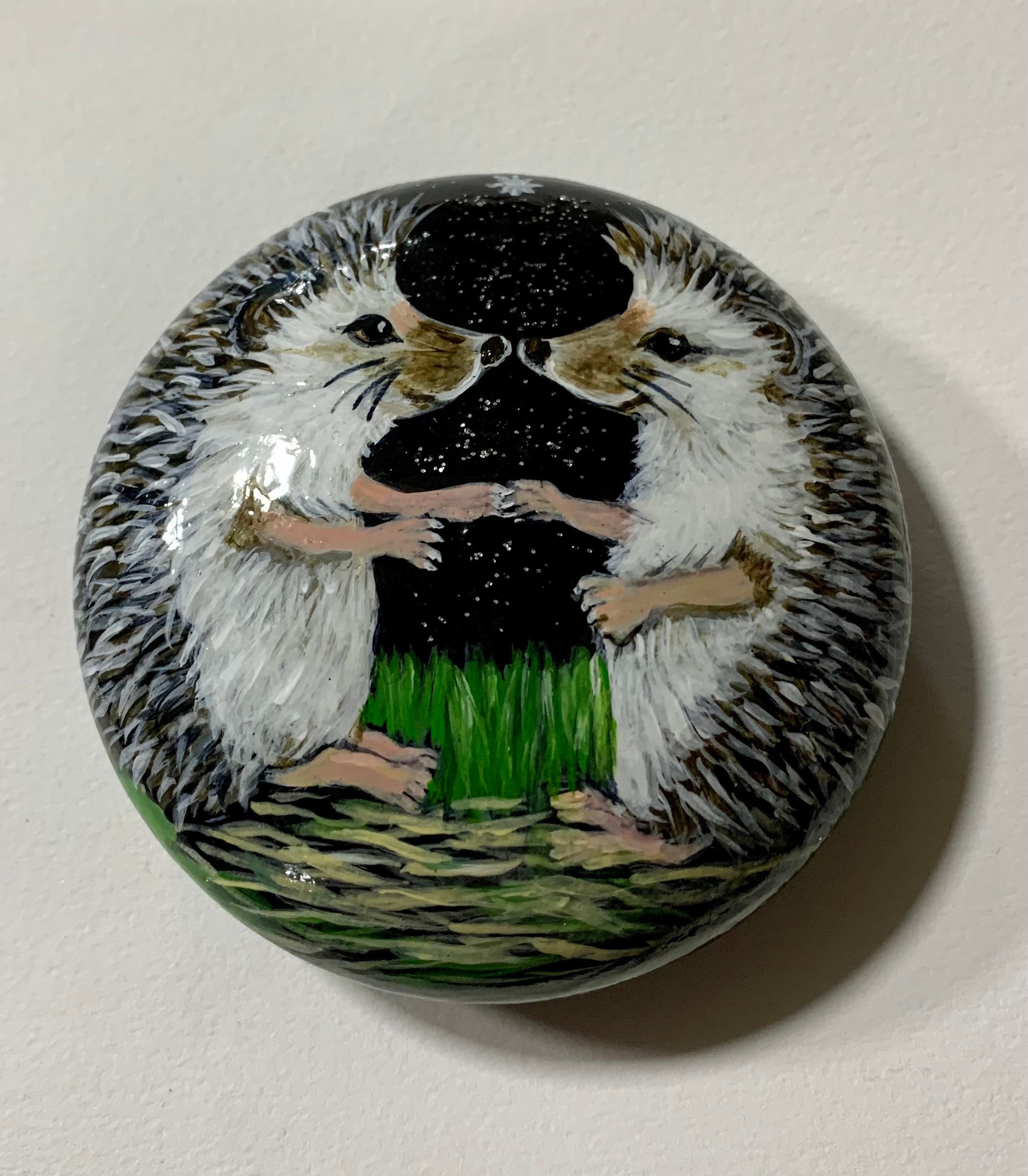 Hérissons Peints à La Main sur Une Pierre d'art Faite Main.