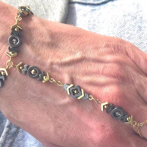 Handketting – Goud-Zwart Statement Sieraad – Handgemaakt PiecesfromYourMood Design – Boho Chain Bracelet met Ring