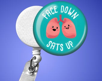Face Down Sats Up Badge Reel - Lustiger Lungen Krankenschwester Ausweishalter