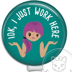 IDK, ich arbeite nur hier B Abzeichen Reel - Cute Badges - Cute Badge Reel - SnarkyNurses - Einziehbarer ID Halter - Einziehbarer Ausweis Reel