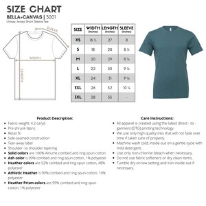 K&ouml;nnte beinhalten: Gr&ouml;&szlig;entabelle f&uuml;r ein Unisex-T-Shirt mit kurzen &Auml;rmeln von Bella + Canvas 3001. Die Tabelle zeigt die Breite, L&auml;nge und &Auml;rmell&auml;nge in Zoll f&uuml;r die Gr&ouml;&szlig;en XS bis 3XL. Die Tabelle enth&auml;lt auch eine Produktbeschreibung und Pflegehinweise.
