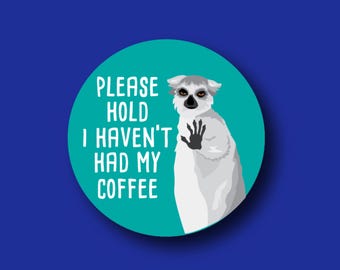 "Lustiger Krankenschwestern-Abzeichen-Reel-Topper: ""Bitte halten"" Kaffee-Design, austauschbar."