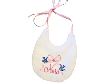 Cenicienta Heirloom Bow Bib I Babero personalizado para bebés I Bluebird Baby Bib I Cake Smash Bib I Babys First Birthday Bib I Monogrammed Bib