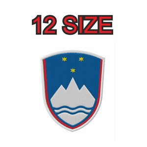 Peut inclure: Patch brodé représentant les armoiries de la Slovénie. Le patch est bleu, blanc et rouge avec une chaîne de montagnes blanche et une ligne ondulée blanche sur un fond bleu. Il y a six étoiles jaunes dans le coin supérieur gauche du patch. Le texte "12 SIZE" est au-dessus du patch.