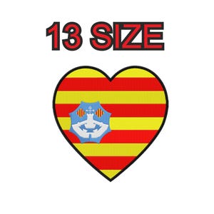 Puede incluir: Un parche en forma de corazón rojo y amarillo con un emblema azul y blanco en el centro. El texto "13 SIZE" está por encima del corazón.