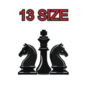 Peut inclure: Des pièces d'échecs noires, dont un roi et deux chevaliers, sont disposées en rangée. Le roi est au centre, avec un chevalier de chaque côté. Les pièces sont en matériau noir et ont une finition brillante. Le texte "13 SIZE" est affiché au-dessus des pièces d'échecs.