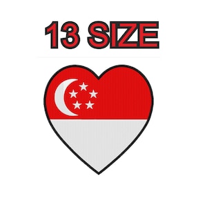 Puede incluir: Un parche en forma de corazón con la bandera de Singapur. La mitad superior es roja, la inferior blanca, con una luna creciente y estrellas en la sección roja. El texto "13 SIZE" está encima del corazón.
