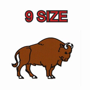 Peut inclure: Écusson brodé représentant un bison marron avec des cornes et des sabots blancs. Le texte "9 SIZE" est affiché en rouge au-dessus du bison. Idéal pour les vêtements ou les travaux manuels.