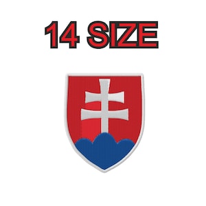 Pode incluir: Etiqueta bordada com o brasão da Eslováquia. A etiqueta é vermelha com uma cruz dupla branca e nuvens azuis na parte inferior. O texto "14 SIZE" está acima da etiqueta.