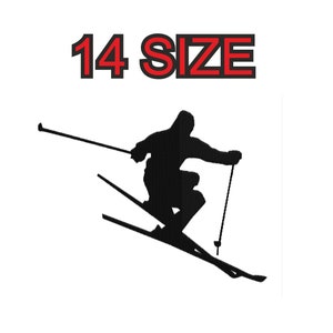 Op de afbeelding: Silhouet van een skiër in de lucht, die een helling afdaalt. De skiër draagt een skikleding en houdt ski-stokken vast. De skiër is in de lucht, met zijn ski's parallel aan de grond. De skiër is midden in een bocht. De afbeelding is in zwart-wit. 14 SIZE