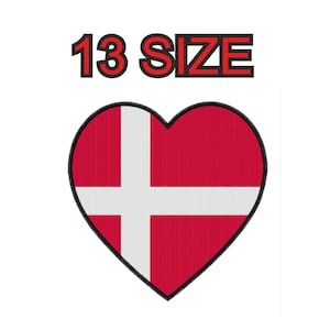 Könnte beinhalten: Ein rotes Herz mit einem weißen Kreuz in der Mitte, das die dänische Flagge darstellt. Das Herz ist schwarz umrandet. Der Text "13 SIZE" befindet sich über dem Herzen.