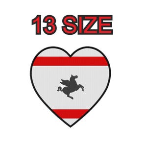 Könnte beinhalten: Roter und weißer herzförmiger Patch mit einem schwarzen geflügelten Pferd und dem Text "13 SIZE".