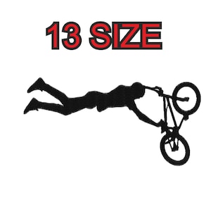 Peut inclure: Silhouette d'une personne effectuant un trick de BMX, la bicyclette étant à l'envers et le cycliste en plein vol. Le texte "13 SIZE" est affiché au-dessus de l'image.