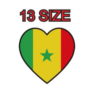 Peut inclure: Un motif en forme de cœur représentant le drapeau du Sénégal. Le drapeau est vert, jaune et rouge avec une étoile verte à cinq branches au centre. Le texte "13 SIZE" est au-dessus du cœur.