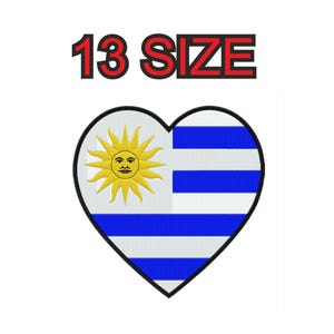 Pode incluir: Um remendo em forma de coração com a bandeira do Uruguai. A bandeira apresenta um sol azul com um rosto e nove raios, e nove listras horizontais azuis e brancas alternadas. O texto "13 SIZE" está acima do remendo.