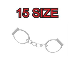 Op de afbeelding: Een zilveren paar handboeien met een ketting die de twee ringen verbindt. De tekst "15 SIZE" is in rode letters boven de handboeien geschreven.