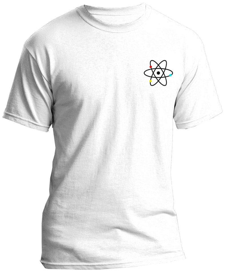 Peut inclure: T-shirt blanc avec un symbole d'atome noir avec des cercles rouges, jaunes, bleus et verts autour du noyau.