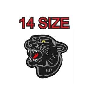 Peut inclure: Patch brodé noir représentant la tête d'une panthère avec un œil jaune et une bouche rouge. Le patch a un contour gris et est disponible en 14 tailles.