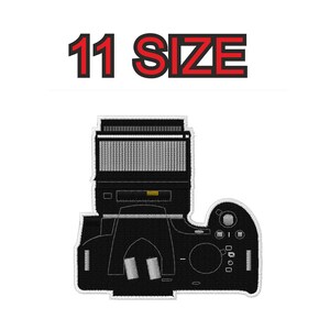 Op de afbeelding: Zwart-witte illustratie van een camera met de tekst "11 SIZE" erboven.