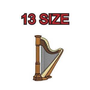 Op de afbeelding: Een bruine houten harp met zwarte snaren. De harp is een muziekinstrument.