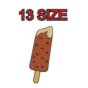 Peut inclure: Un motif brodé d'une glace enrobée de chocolat sur un bâton. La glace a un enrobage brun clair avec des taches brun foncé et un dessus beige. Le texte "13 SIZE" est au-dessus de la glace.