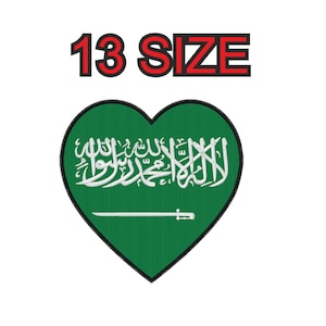 Puede incluir: Parche verde en forma de corazón con la bandera de Arabia Saudita. La bandera presenta una inscripción blanca y una espada blanca sobre un fondo verde. El texto "13 SIZE" está por encima del parche.