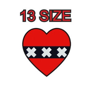 Peut inclure: Patch en forme de cœur rouge avec trois croix blanches sur une bande noire. Le texte "13 SIZE" est au-dessus du cœur.