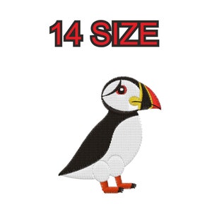 Può includere: Disegno ricamato di un puffin bianco e nero con un becco arancione e zampe rosse. Il design è etichettato "14 SIZE".