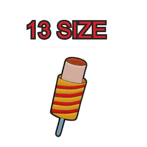 Peut inclure: Un cornet de glace rayé rouge et jaune avec une boule de glace marron et beige sur le dessus. Le cornet de glace est sur un bâton bleu. Le texte "13 SIZE" est au-dessus du cornet de glace.