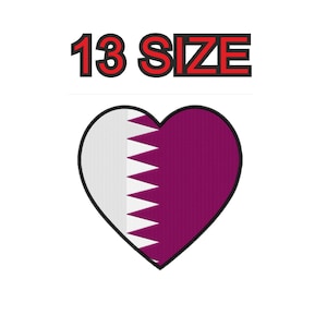 Puede incluir: Un parche en forma de corazón con la bandera de Qatar. La bandera es blanca con una banda granate en el lado derecho. El parche tiene un contorno negro y el texto "13 SIZE" está por encima del parche.