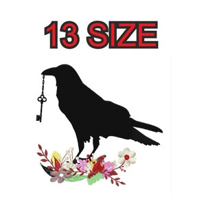 Peut inclure: Silhouette noire d'un corbeau tenant une clé dans son bec, debout sur un lit de fleurs colorées. Le texte "13 SIZE" est au-dessus du corbeau.