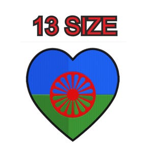 Op de afbeelding: Een hartvormige patch met de Roma-vlag. De vlag is blauw, groen en rood met een wiel in het midden. De tekst "13 SIZE" staat boven de patch.