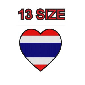 Puede incluir: Un parche en forma de corazón con la bandera tailandesa, con rayas rojas, blancas y azules. El texto "13 SIZE" está encima del corazón en letras rojas con contorno negro. Sobre un fondo blanco.