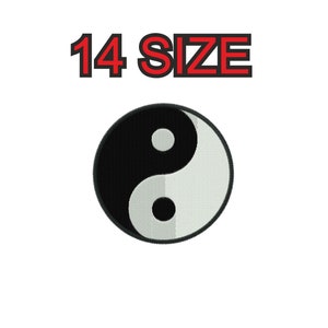 Peut inclure: Broderie de symbole yin yang noir et blanc. Le motif est circulaire et présente une moitié noire avec un point blanc et une moitié blanche avec un point noir. Le texte "14 SIZE" est au-dessus du motif.