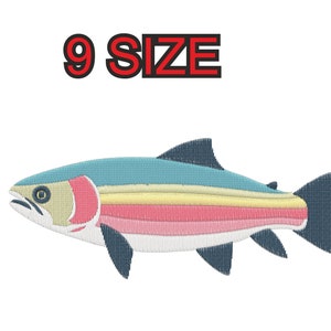 Könnte beinhalten: Eine bunte Stickerei eines Regenbogenforellenfisches. Der Fisch ist blau, gelb, rosa und weiß. Der Text "9 SIZE" befindet sich über dem Fisch.