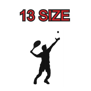 Peut inclure: Silhouette noire d'un joueur de tennis servant une balle, tenant une raquette. Au-dessus de la silhouette, le texte "13 SIZE" est affiché en lettres rouges avec un contour noir, sur fond blanc.