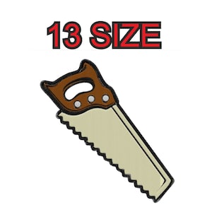 Peut inclure: Une scie à main brune et blanche avec une poignée en bois. La scie a une lame dentelée et une poignée en métal avec trois rivets. Le texte "13 SIZE" est au-dessus de la scie.