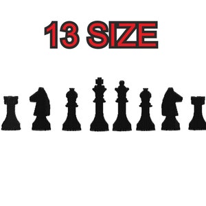 Peut inclure: Silhouette noire de 13 pièces d'échecs, dont un roi, une reine, un fou, un cavalier, une tour et un pion. Le texte "13 SIZE" est au-dessus des pièces d'échecs.