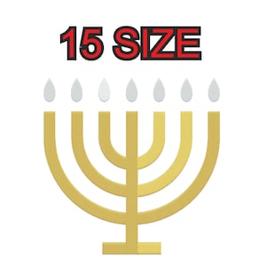 Peut inclure: Une menorah dorée à sept bougies, chacune avec une flamme blanche. La menorah est sur un fond blanc. Le texte "15 SIZE" est au-dessus de la menorah.