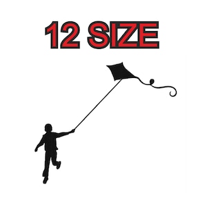 Peut inclure: Une silhouette noire d'une personne faisant voler un cerf-volant noir avec une queue. Le texte "12 SIZE" est en lettres rouges au-dessus de l'image.