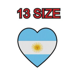 Peut inclure: Un patch en forme de cœur avec le drapeau argentin. Le drapeau est bleu clair et blanc avec un soleil jaune au centre. Le texte "13 SIZE" est au-dessus du patch.