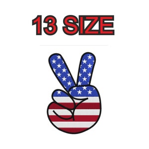 Peut inclure: Un signe de paix avec le motif du drapeau américain. Le signe de paix est rouge, blanc et bleu. Le texte "13 SIZE" est au-dessus du signe de paix.