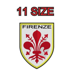 Peut inclure: Un écusson brodé blanc et jaune avec le texte "FIRENZE" en lettres noires. L'écusson présente une fleur de lys stylisée rouge avec un contour jaune.