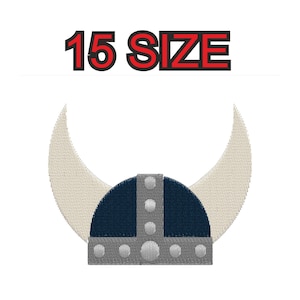 Puede incluir: Un casco vikingo azul y plateado con cuernos blancos. El casco tiene una banda plateada con cinco círculos plateados alrededor de la base.