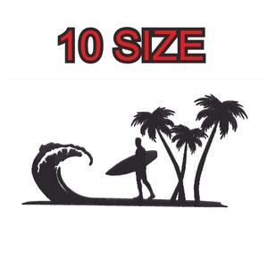 Peut inclure: Silhouette d'un surfeur debout sur une vague avec une planche de surf sous le bras, devant trois palmiers. L'image est en noir et blanc.