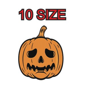 Peut inclure: Citrouille orange brodée avec un visage triste, des yeux noirs et une bouche dentelée. La citrouille a une tige. Le texte "10 SIZE" est au-dessus de la citrouille en rouge et noir.
