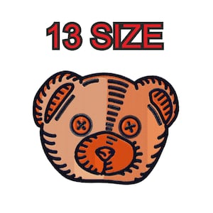 Peut inclure: Un visage de nounours brun avec un contour noir et des coutures orange. L'ours a deux boutons noirs pour les yeux et un nez brun. Le texte "13 SIZE" est au-dessus de l'ours.