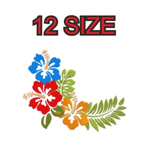 Peut inclure: Un motif de broderie numérique représentant trois fleurs d'hibiscus rouges, bleues et orange avec des feuilles vertes. Le motif est intitulé "12 SIZE".