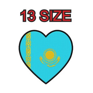 Può includere: Una toppa ricamata a forma di cuore che raffigura la bandiera azzurra del Kazakistan con un emblema giallo del sole e dell'aquila, e un motivo ornamentale giallo verticale a sinistra. Il testo 13 SIZE è stampato sopra in nero.